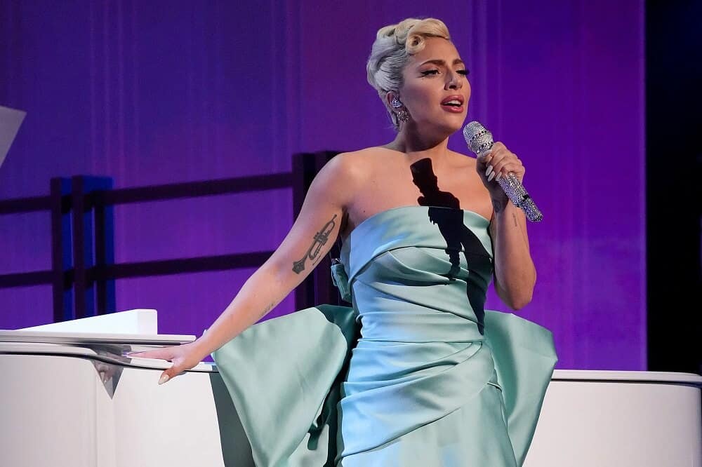 Lady Gaga cantora, compositora, atriz americana, conhecida por sua voz poderosa e imagem teatral é canhota