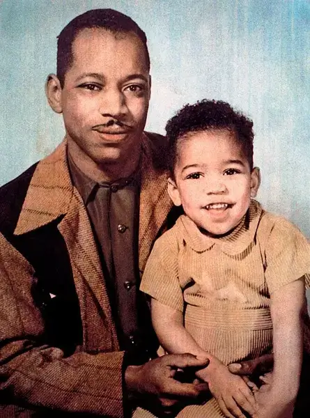 Jimi hendrix junto com seu pai aos tres anos de idade