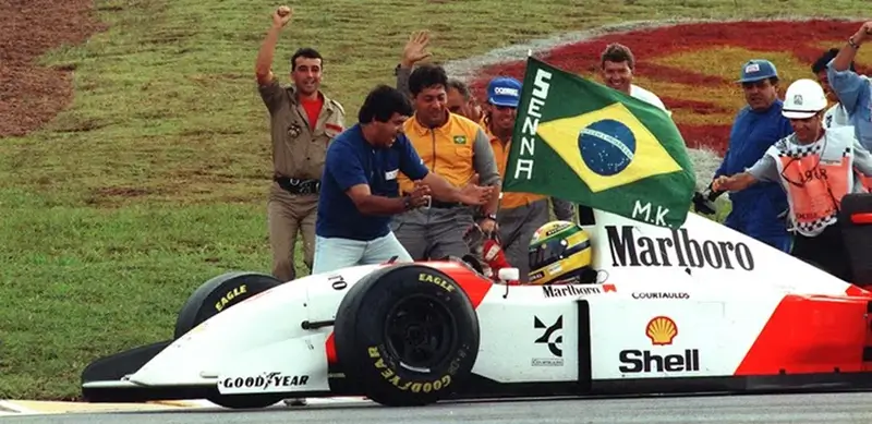 Senna venceu de forma emocionante em sua terra natal, no Autódromo de Interlagos