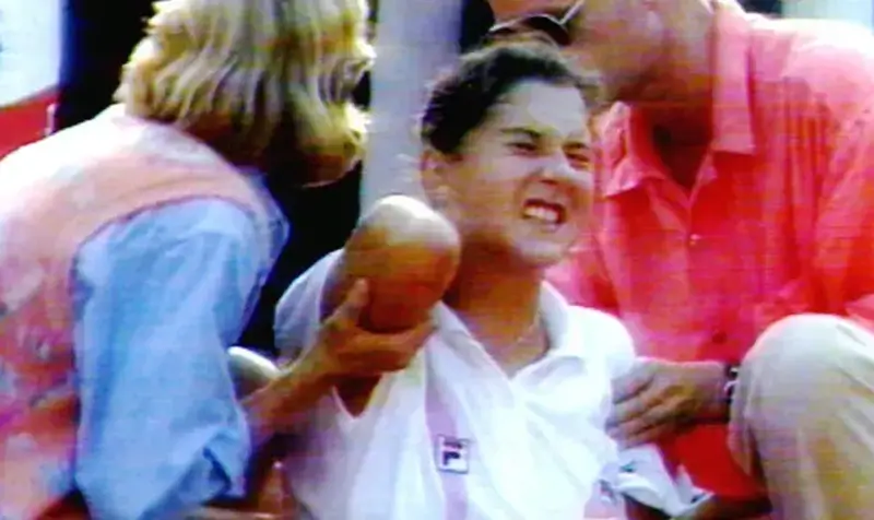 monica seles ataque durante a partida de tenis em 1993