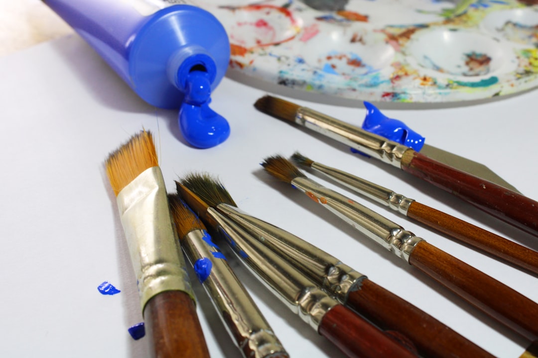 Photo Left-handed paintbrushes